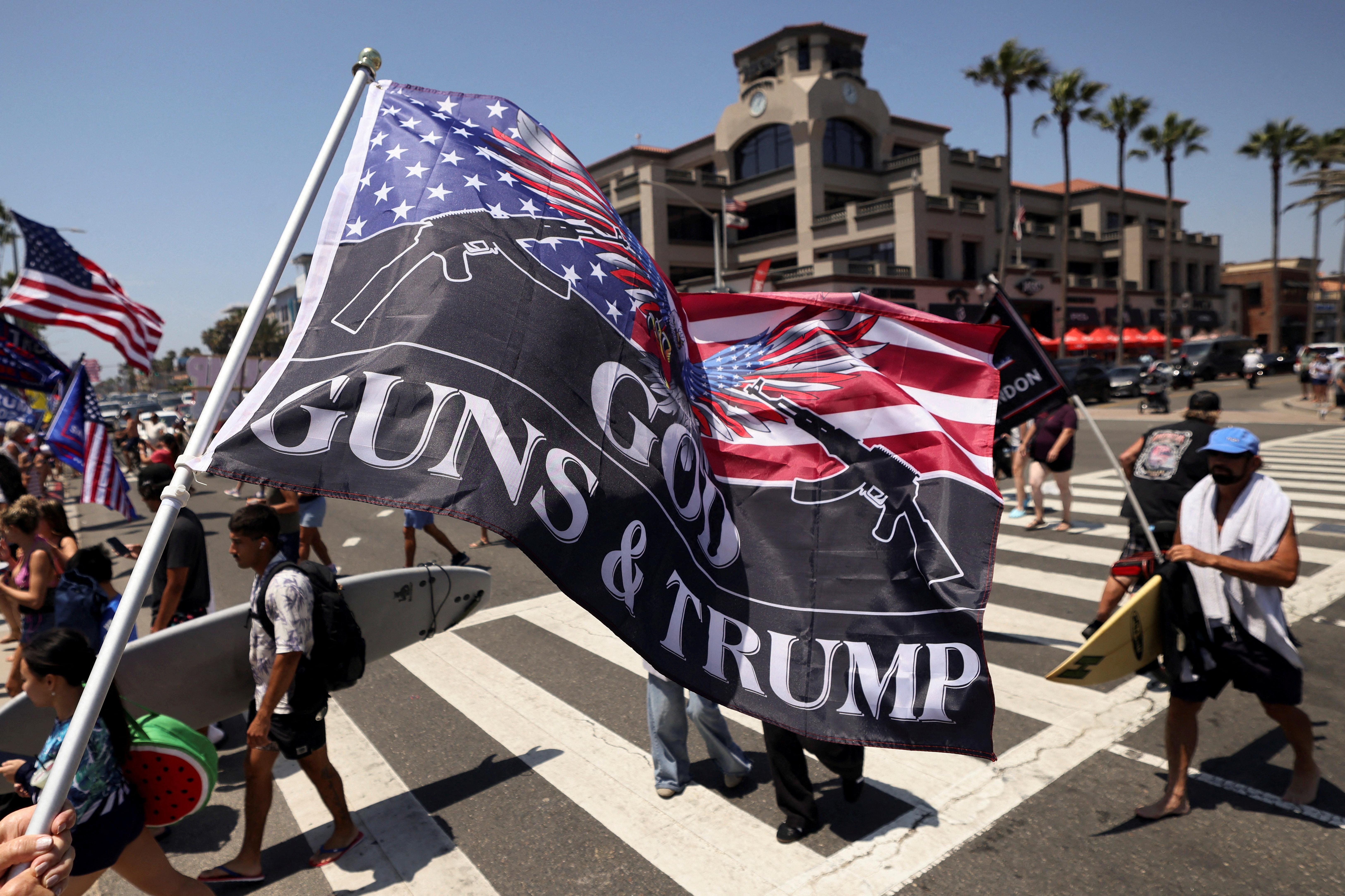 Ato em apoio a Donald Trump em Huntington Beach